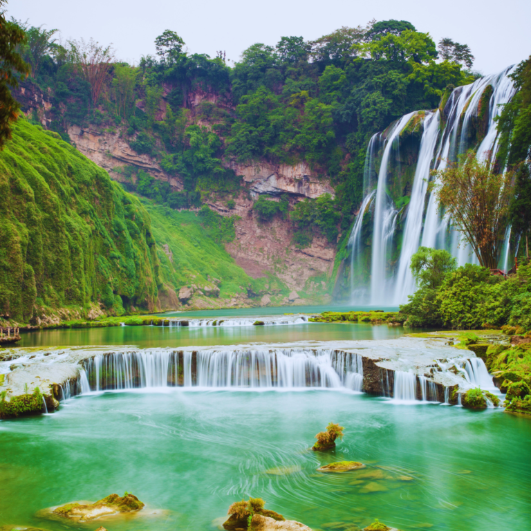 Cascada de Huangguoshu en Guizhou, China, aguas turquesas rodeadas de vegetación tropical