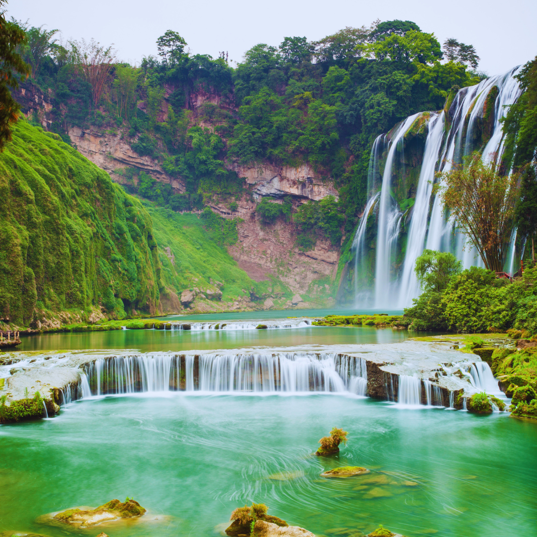Cascada de Huangguoshu en Guizhou, China, aguas turquesas rodeadas de vegetación tropical