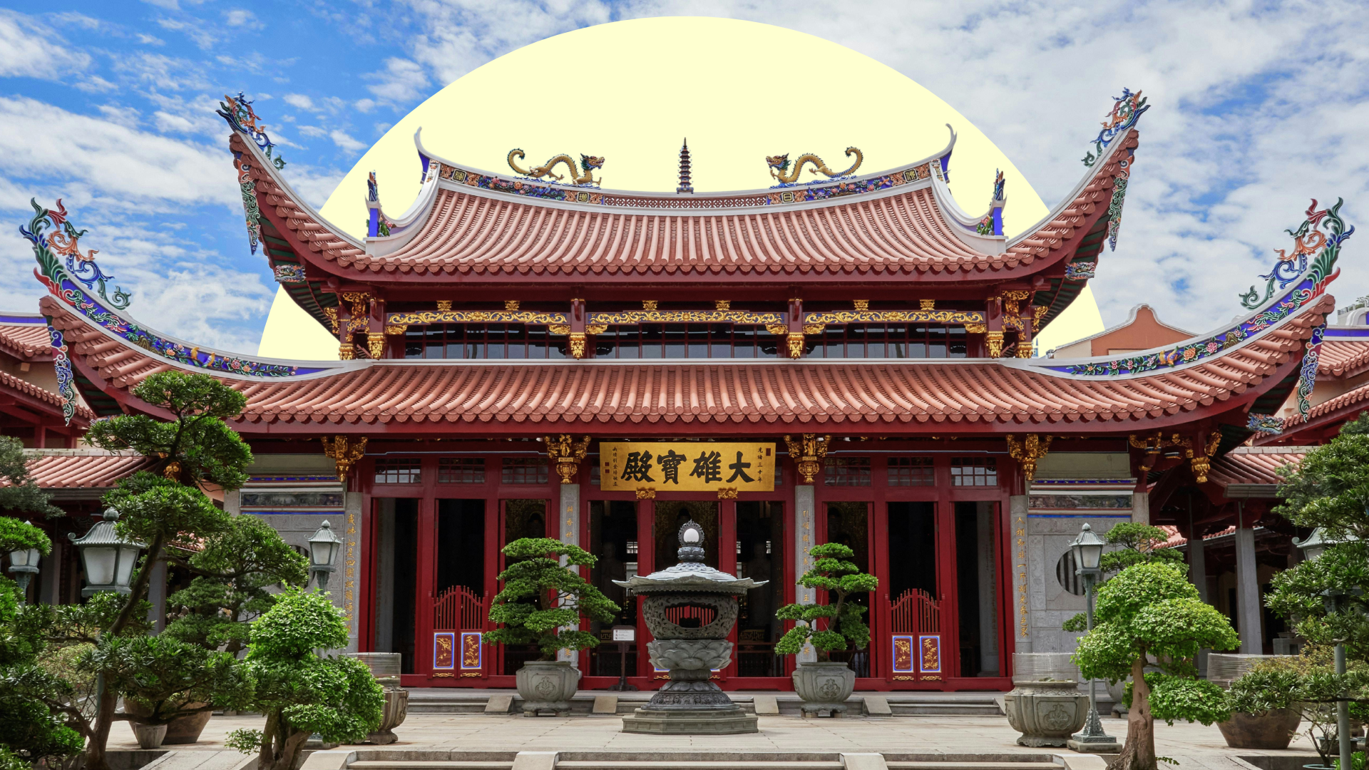 Templo budista con techos curvos estilo Fujian, salón principal Mahavira con dragones dorados en el tejado