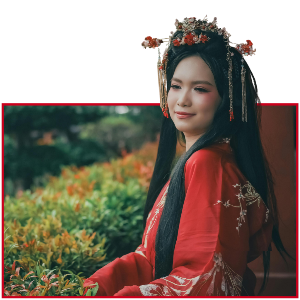 Mujer con hanfu rojo y tocado de flores, atuendo tradicional chino asociado a la buena fortuna y celebraciones