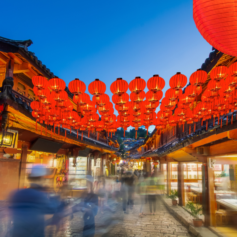 Calle de la Ciudad Antigua de Lijiang, China, con farolillos rojos colgantes al atardecer