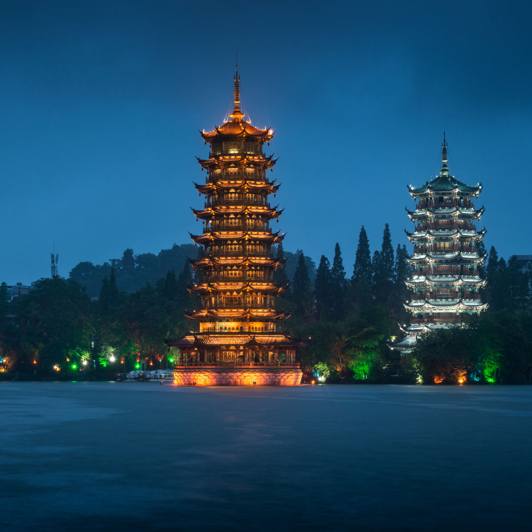 Pagodas del Sol y la Luna iluminadas de noche en el lago Shan Hu, Guilin, China
