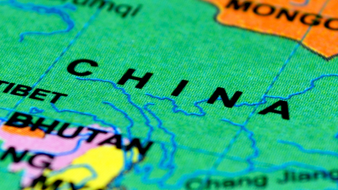 Mapa detallado de China mostrando fronteras con Mongolia, Tíbet, Bután y Myanmar