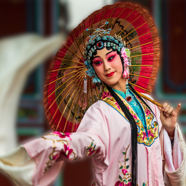 Actriz de ópera china tradicional con sombrilla de aceite y vestuario floral, maquillaje y tocado clásico